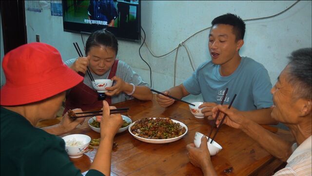 媳妇今天在家做一盘豆子烧鸭,做美食的手艺越来越好,主厨的位置指日可待