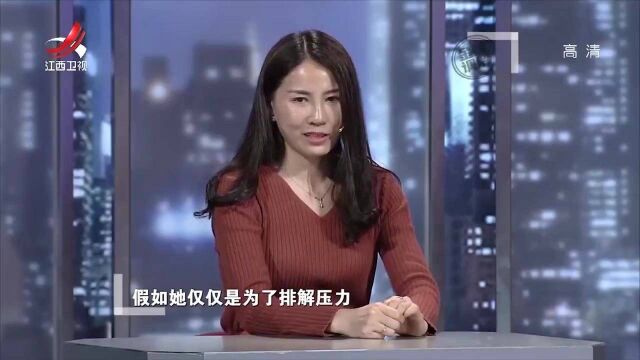 妻子沉迷唱歌,丈夫因此注册唱歌账号,结果发现妻子的秘密