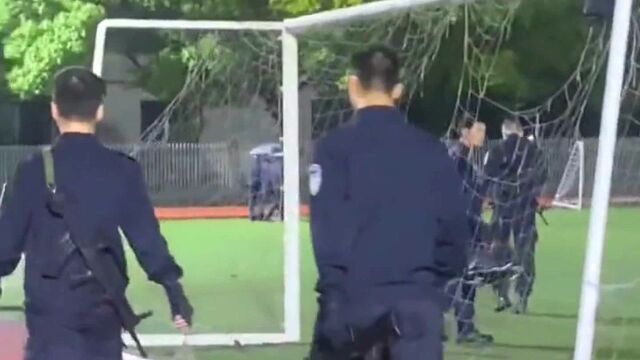 湖南警察学院操场一幕,网友:有被帅到!