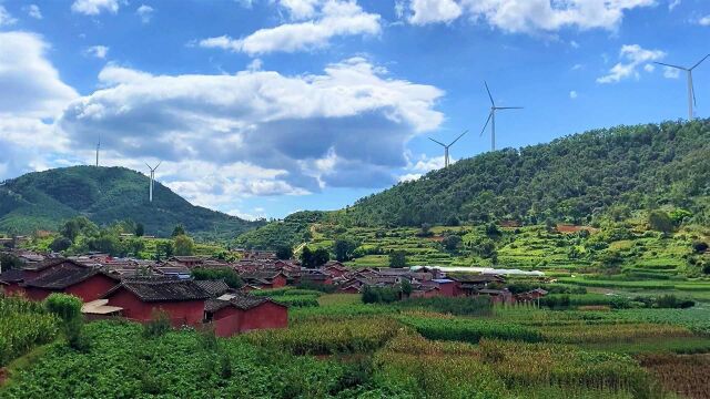 川滇交界处的彝族古村落,建筑却为何有江南风?川南世外桃源般的迤沙拉,葱郁群山中让人惊艳的一片红