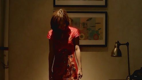《恐怖禁忌之红旗袍》：女孩到后妈房间，竟发现一件红旗袍