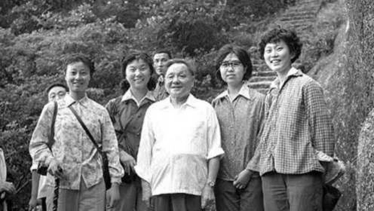 Gyjg 邓小平爬黄山,选择攀登更为陡峭的前山,还交代要全程步行上山!_高清1080P在线观看平台_腾讯视频