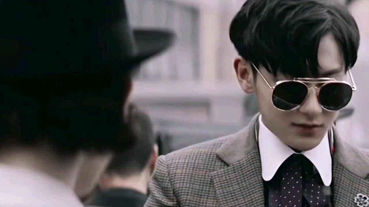 黄子韬和古力娜扎上演民国凄美爱情,黄子韬抽烟的样子非常帅