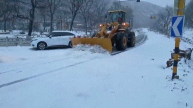 北京怀柔区连夜开展除雪作业