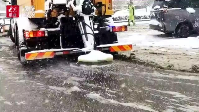 机械清雪、人工扫雪、撒融雪剂除冰……济南市1.8万名环卫工齐上阵为市民出行保驾护航