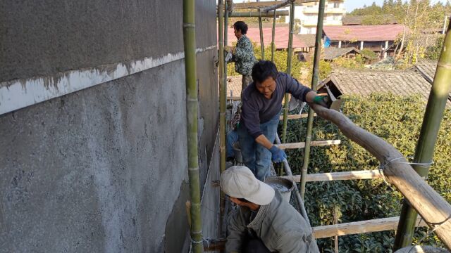 湖南怀化小伙农村建房,粉刷外墙用上河砂,这效果好漂亮