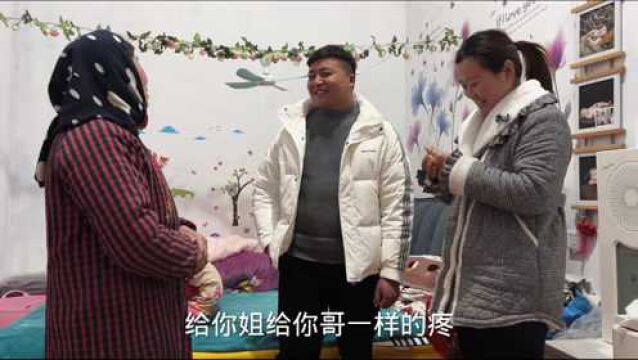 媳妇联合婆婆骗阿董,让婆婆说他是捡来的,阿董半信半疑要去寻亲