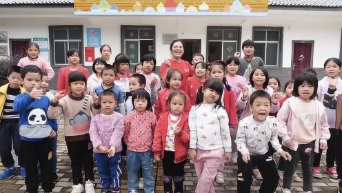 《105个孩子的妈妈》江西安远县赖塘村有105个留守儿童。几年前这里建了“童伴之家”，孩子们终于有了“童伴妈妈”唐清英的守护。