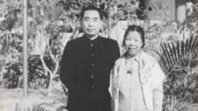 1950年,周总理与邓颖超拍摄的银婚纪念照,两人笑的太灿烂