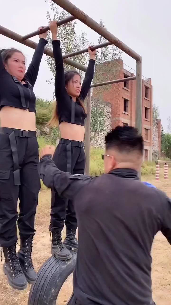 一直对着女孩子的肚子打，这样真的很危险_高清
