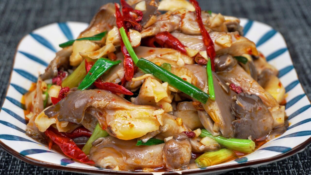 大鱼大肉吃腻了,试试这道凉拌蘑菇吧,酸辣开胃又下饭,特别好吃