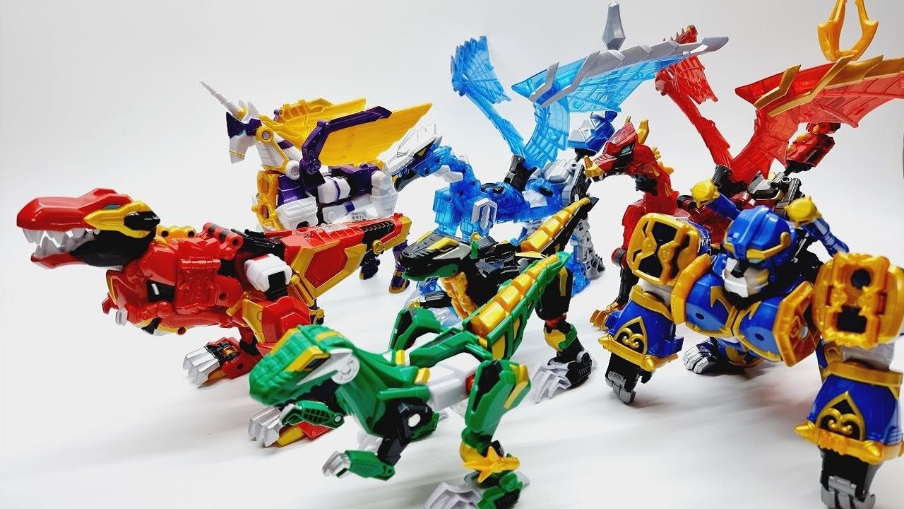 机甲恐龙变身成彩色机器人玩具