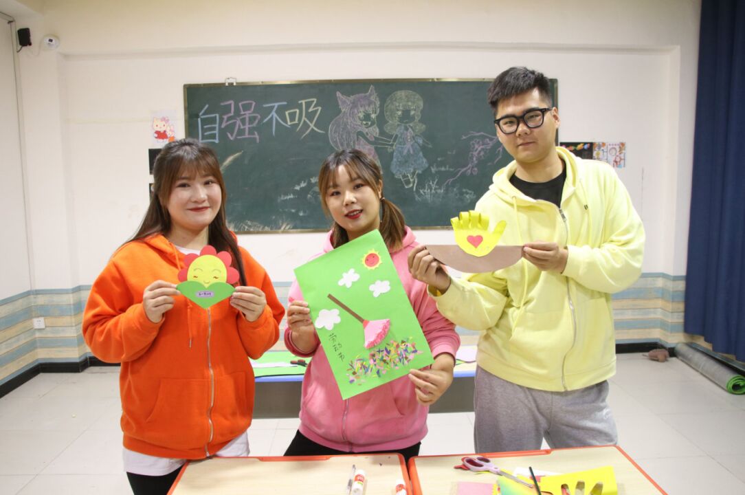 五一劳动节到了,王小九用卡纸做立体扫把,超级简单又有创意