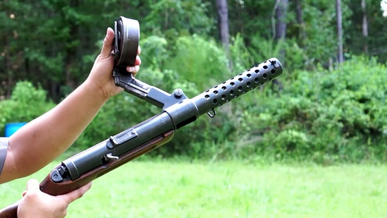 德国mp18冲锋枪,可配备弹匣或弹鼓,在中国俗称手提花机关枪