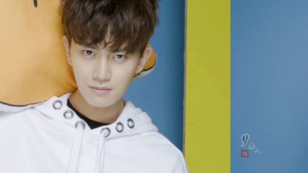 任嘉伦关晓彤一起时尚品牌代言拍摄,嘉伦满满的少年感