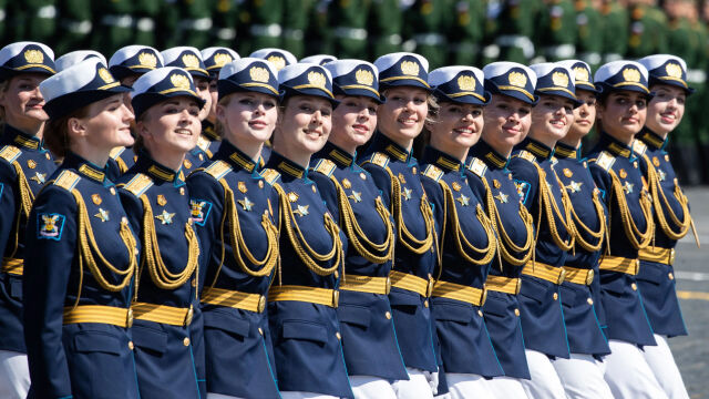 俄军女兵亮相阅兵彩排现场:身着白色短裙军装,昂首阔步走过红场