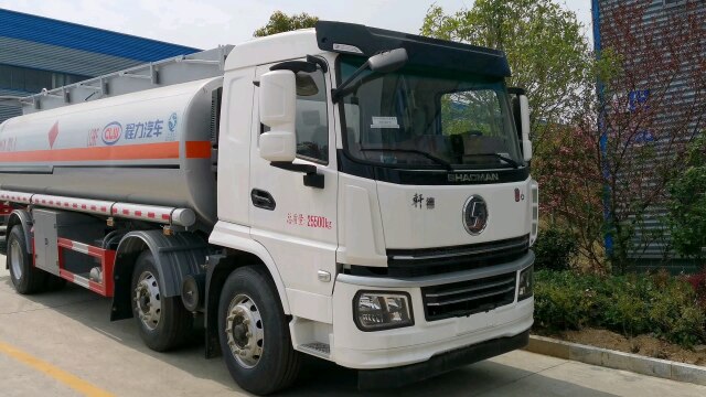 陕汽轩德小三轴油罐车