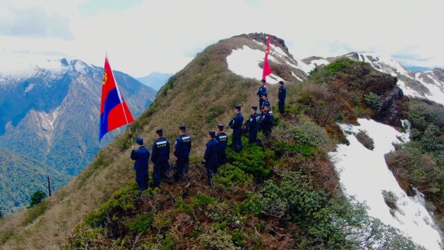 【跟“警”脚步去踏查边境】作为驻守边疆和国门的新时代移民警察,他们牢记初心使命,牢记“为国守边关,守的是责任;为国守边关,守的是忠诚”.