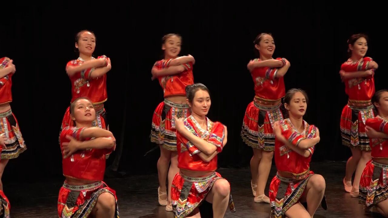 【民族健身舞】彝族舞《七月火把节》——马古兰丹姆(编)_腾讯视频