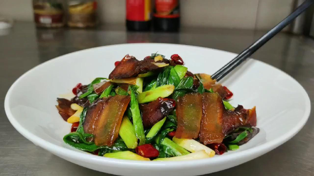 大蒜炒酱肉,酱肉香味浓郁,红润透亮