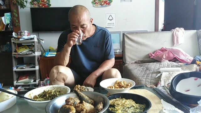 农村60岁老头干活回家,饭量惊人,一大盆炸鲅鱼配小酥肉来下酒,吃光喝