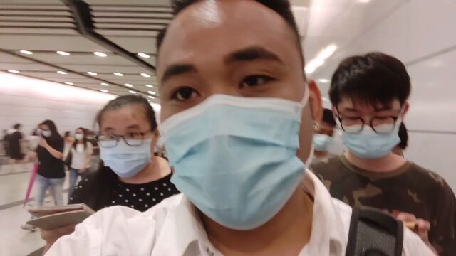 香港中环很多大公司,一到下班时间地铁就挤满人,兰桂坊也多人去