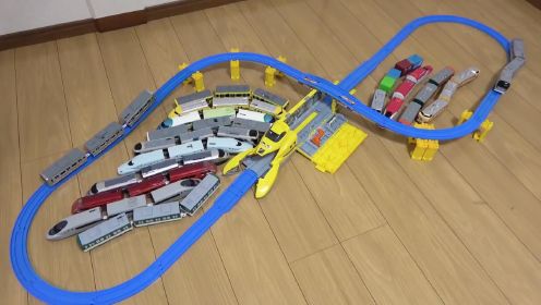 新干线列车玩具拆盒并在轨道上试玩