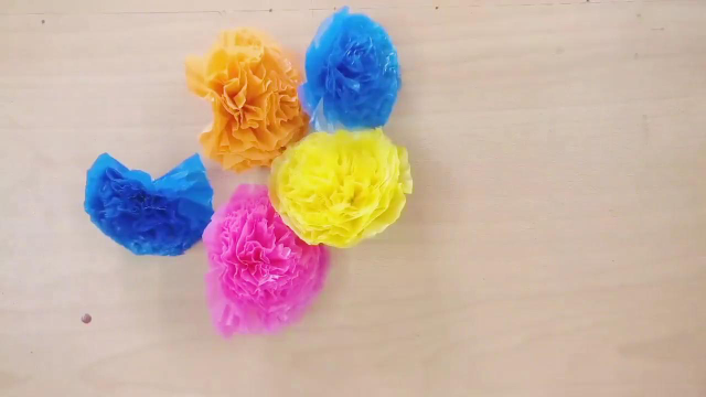 diy手工:用废弃的塑料袋制作漂亮的塑料花