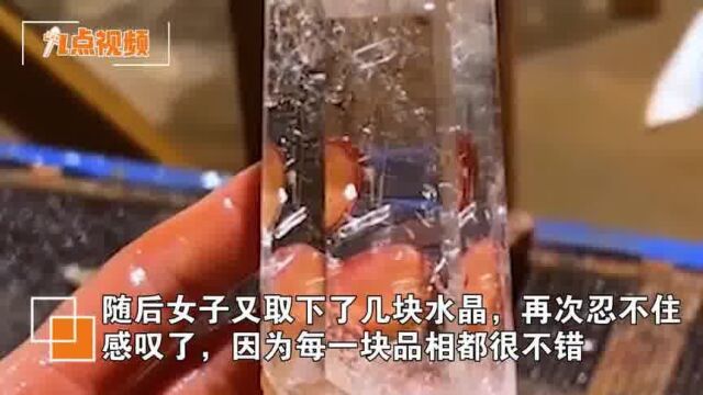 这下赚大了!女子在水晶矿脉处开采水晶,随便取下一块都像艺术品()