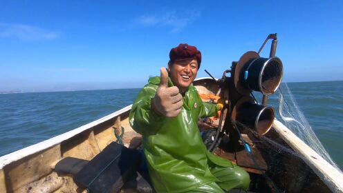 阿阳赶海抓虾遇条猛货,长满尖牙张嘴就咬人,抓的一条比一条值钱