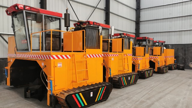 大型履带翻抛机,平地行走自动翻粪机,无需建槽,转向灵活