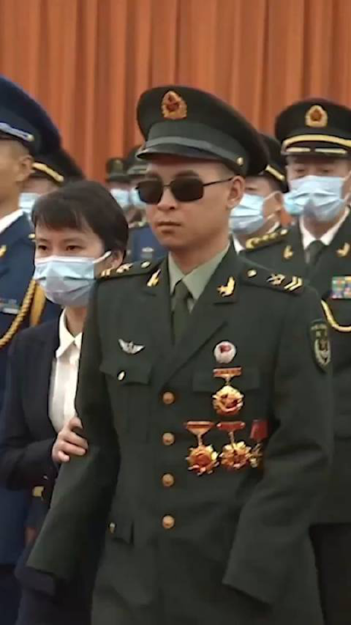 杜富国获颁“八一勋章”。他的敬礼,依然令人动容!致敬!(人民日报)杜富国的敬礼依然令人动容_高清1080P在线观看平台_腾讯视频