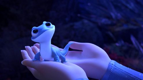 【冰雪奇缘2】艾莎女王驯服小火蜥蜴，这小蜥蜴也太可爱了吧！