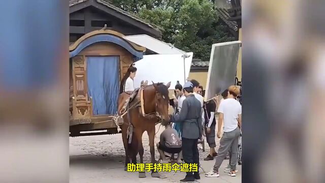 名导演郑伟文片场小便!助理手持雨伞遮挡,因角度问题全程被拍影讯