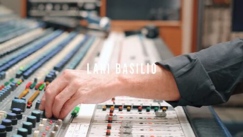 Lari Basilio - Alive and Living