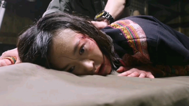 女卧底警察身份暴露,光头手下太狠了