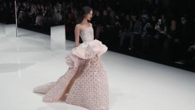 英国时装品牌Ralph & Russo(拉夫ⷮŠ卢索)2018年SS高级时装秀场