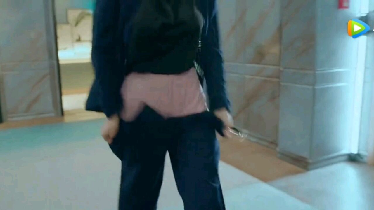 美女为了甩掉跟踪者，边走边脱衣服_高清