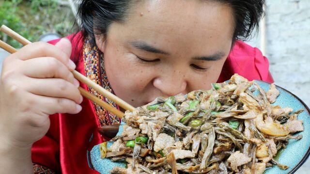 苗大姐一把豆角干炒猪肉,米饭拌起来扒拉吃,用对方法树根都美味