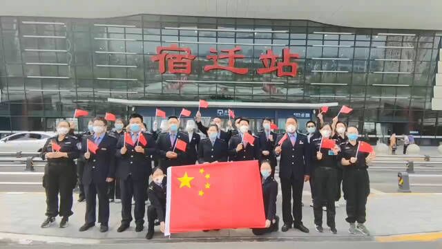 国庆我在岗 国庆假期,上铁新长车务段 客运工作人员在岗位上做好服务工作,祝愿祖国国泰民安,山河无恙,繁荣昌盛!