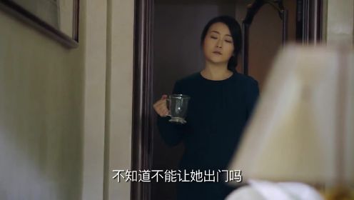 孕妇发现门外有动静，无意听到保姆的对话，吓得跳窗逃走