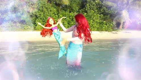 韩国Jini姐姐扮演美人鱼造型和爱莎公主去沙滩上玩耍的趣味游戏