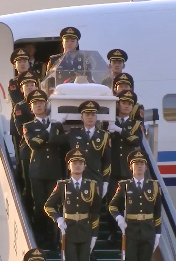 在低回的哀乐声中，12名礼兵抬护安放着江泽民同志遗体的灵柩，缓缓走下专机，行进至迎灵队伍正前方肃立。_腾讯视频