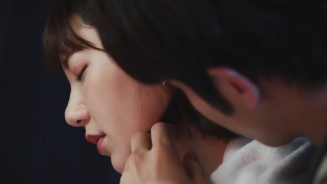 坐在男朋友的腿上接吻!让他亲,果然谈恋爱之后就开窍了