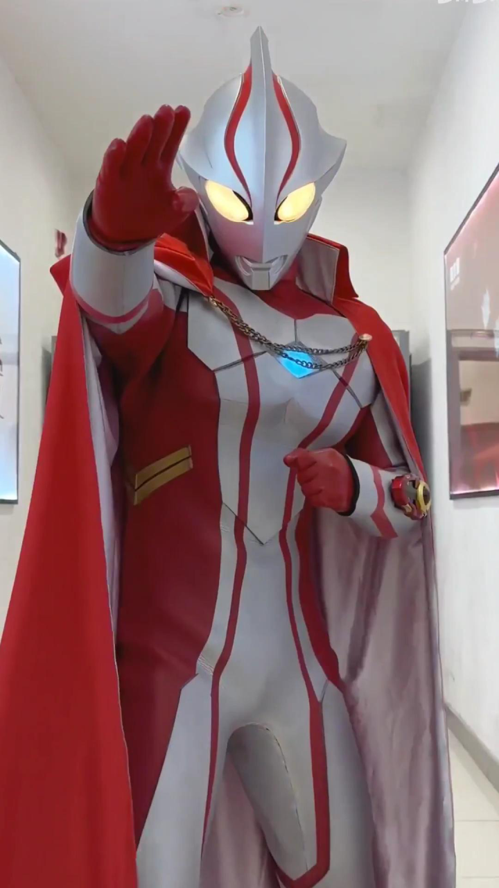 拥有披风的梦比优斯奥特曼