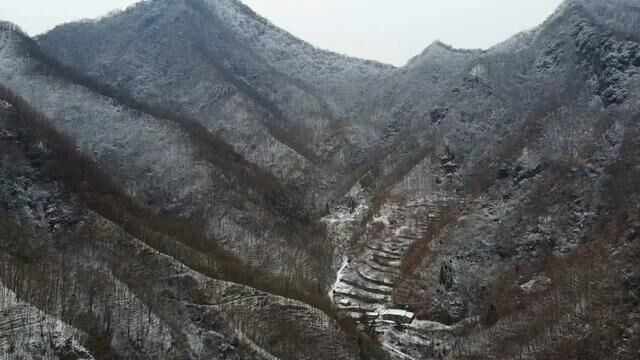 这里是我的家乡陕西汉中的一个偏远山村,一户人一座山头通水通路通电通网络.冬天靠烧柴火炉过冬.要是你你呆得住吗?