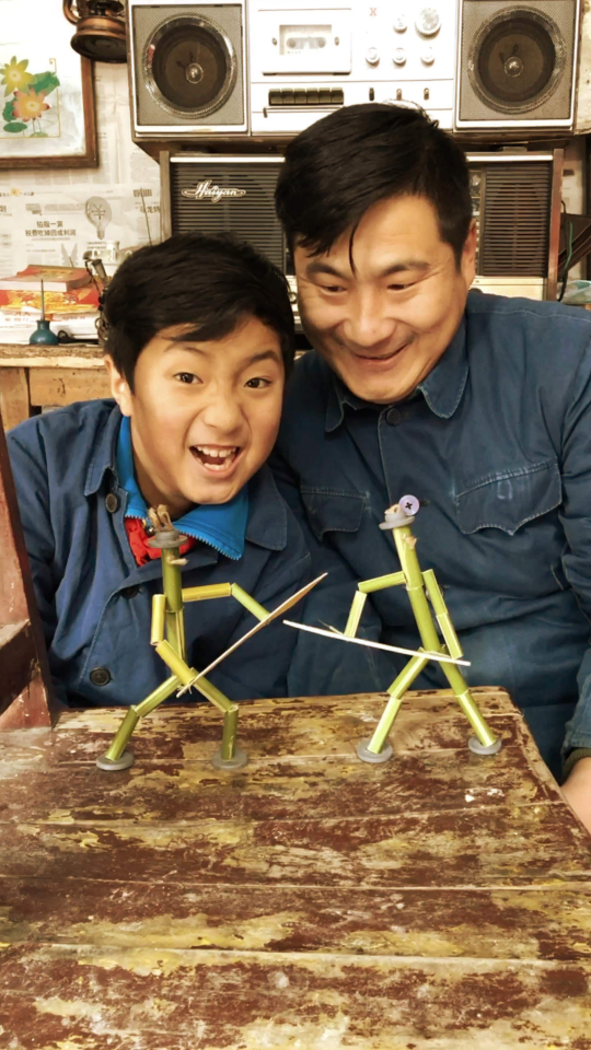 八十年代小时候没有网路没有手机,一样玩的很开心,竹节人玩具都是自己