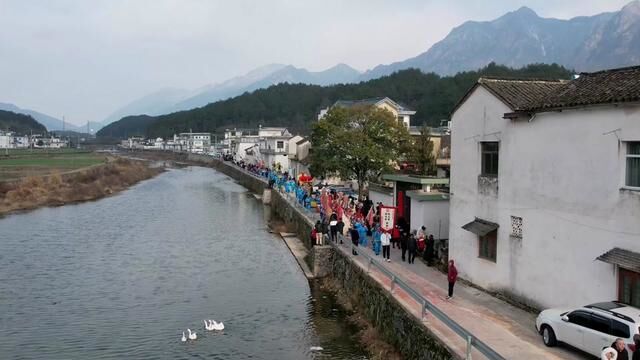 位于伏岭镇中心地带的石川村,人口二千多人,为伏岭镇的大村落.民国期间便沿传全县各地.成为绩溪民间艺术的一道靓丽风景线.