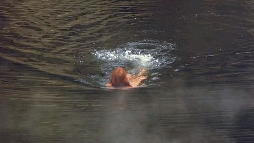 《兽王伏魔》第23集女孩在河里洗澡，衣服却被偷走了