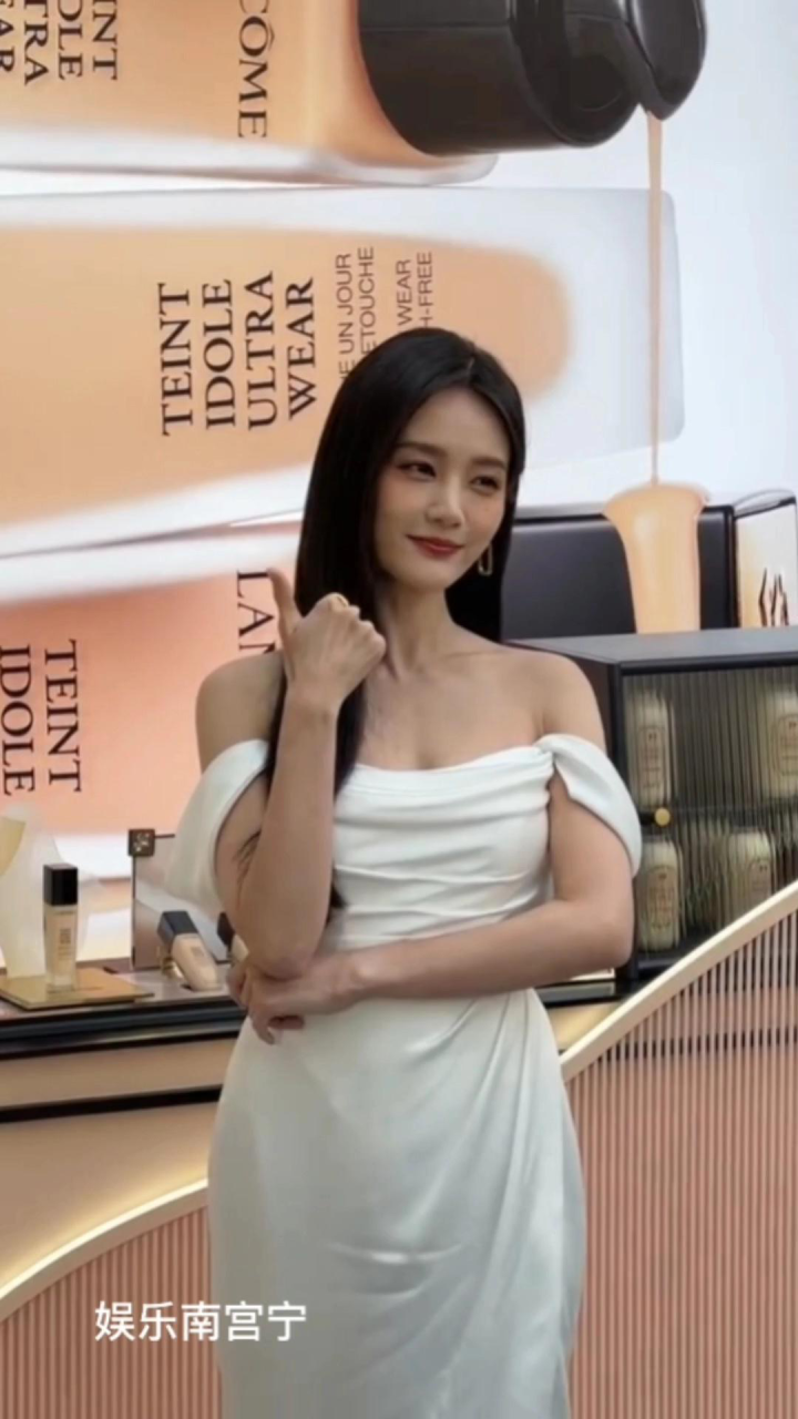 李一桐抹胸白裙造型,公主来了,我去接天呐,美得像仙女